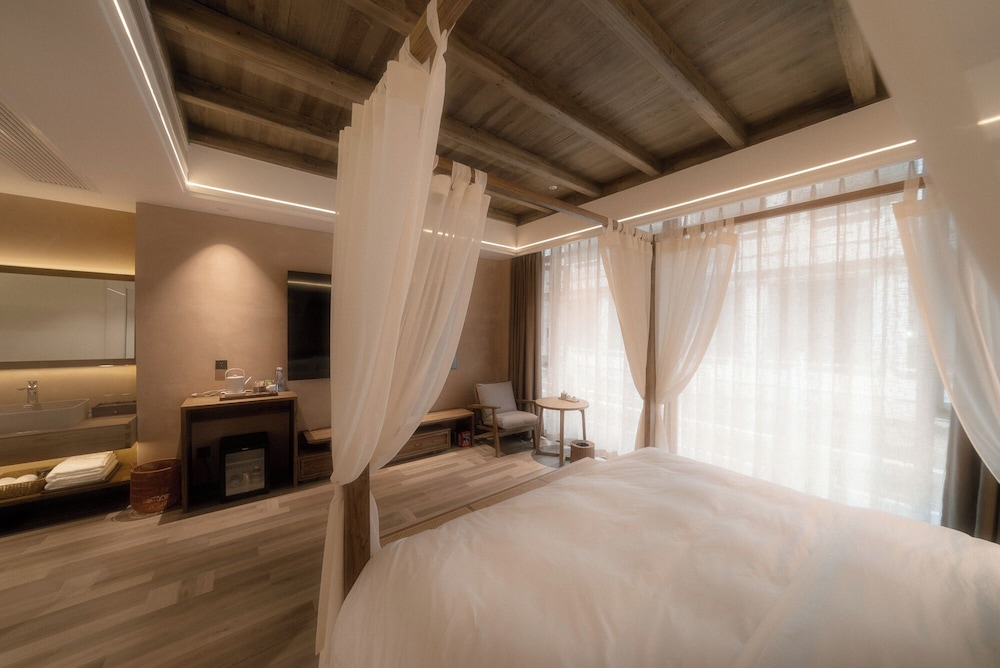 Shishe Spring Designer Homestay