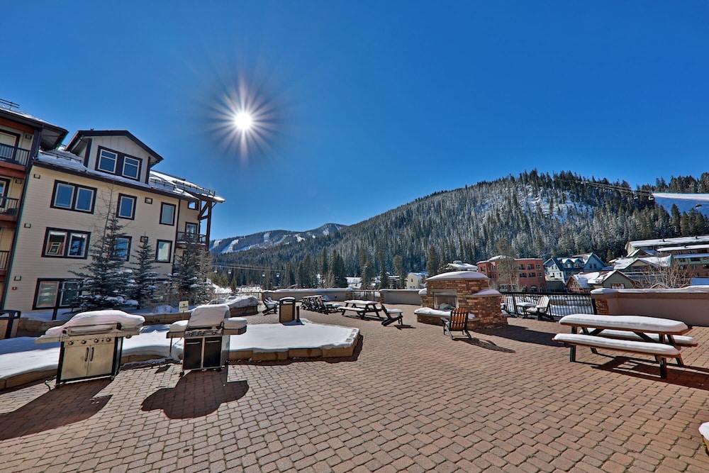 Founders Pointe 1 bedroom Condo by RedAwning
