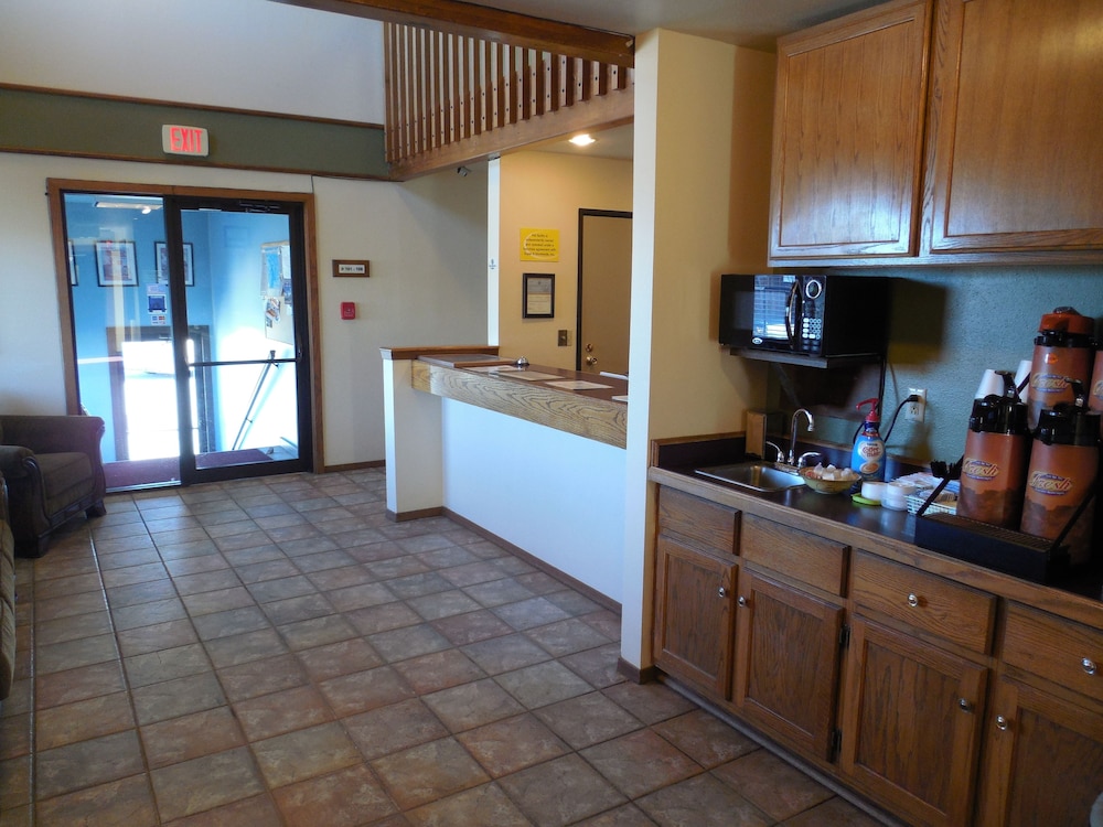 Buffalo Vacations - Super 8 by Wyndham Buffalo - Property Image 7