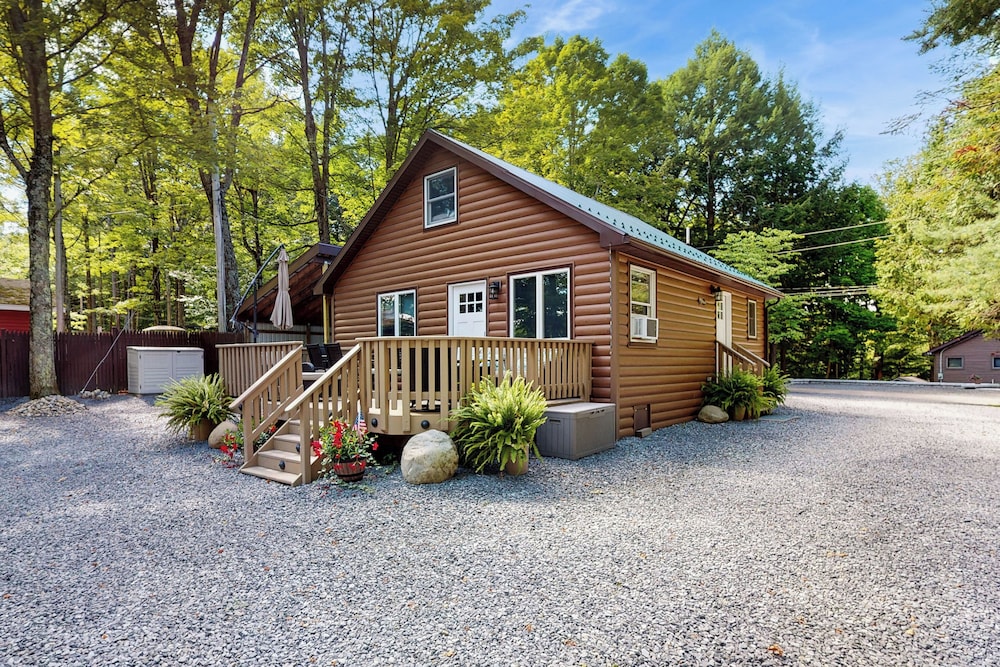 Hot Tub + Deck: Waterfront Home on Sacandaga Lake