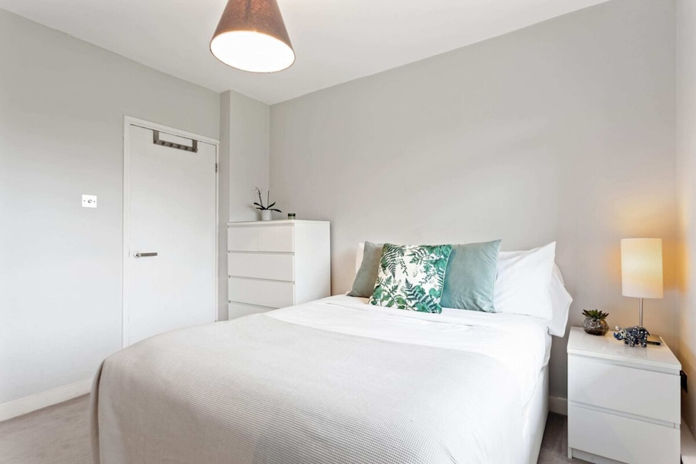 Lovely 2 Bed Apartment w Balcony nr River Thames