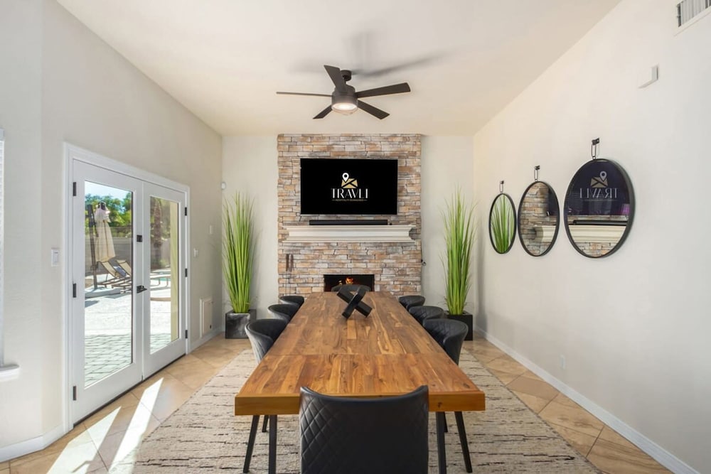 Modern Family Retreat - Pool Spa Firepit Putt Grn