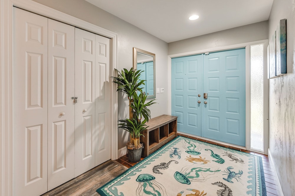 Walk to the Beach! Canal-front Marco Island Home