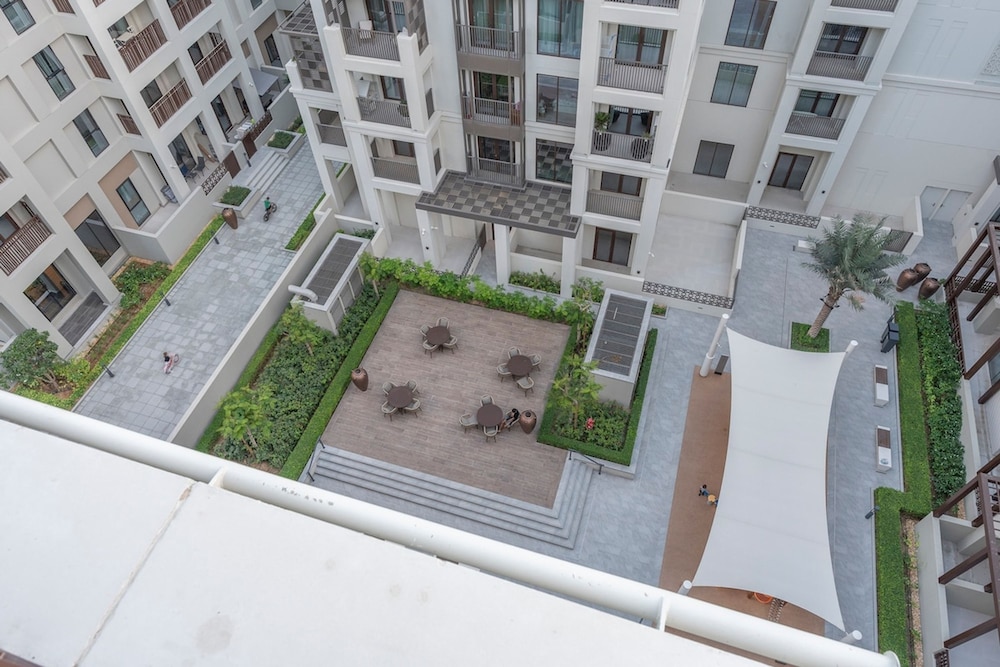 Peaceful 4-bedroom Bright Kitchen Space in Dubai Creek Harbour