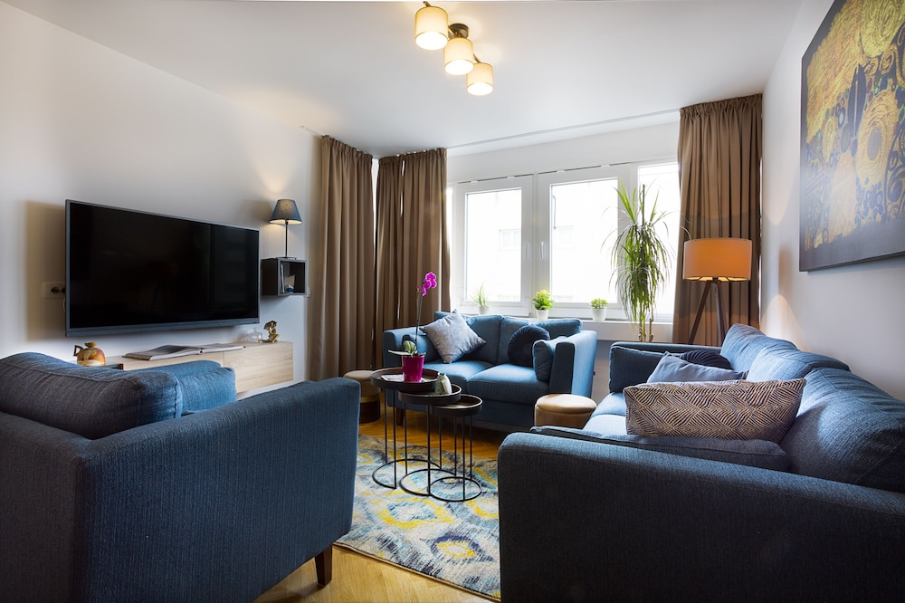 Deluxe City Center Blue Apartment