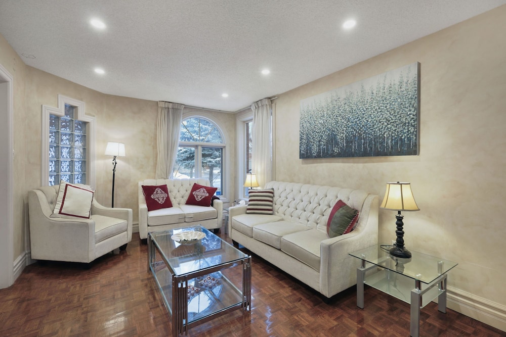 Mississauga Retreat Your Spacious 5-bedroom Home