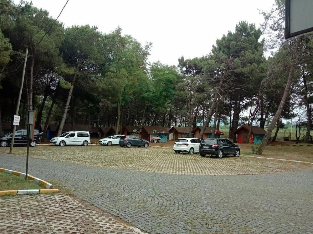 ÇINARSUYU TABİAT PARKI BUNGALOV