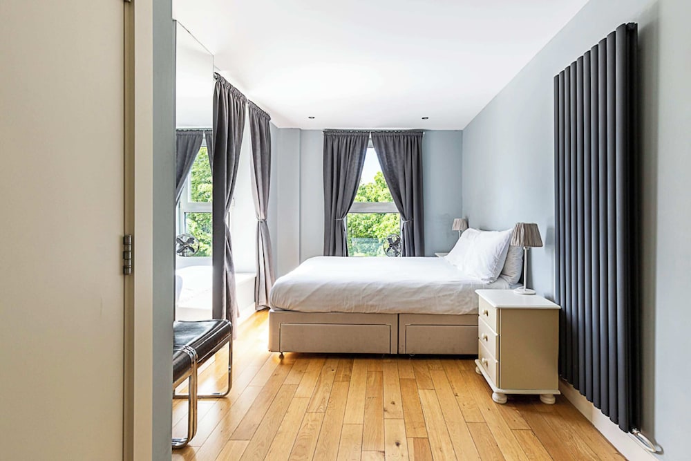 Spacious Modern Flat in Chelsea Harbour view 3