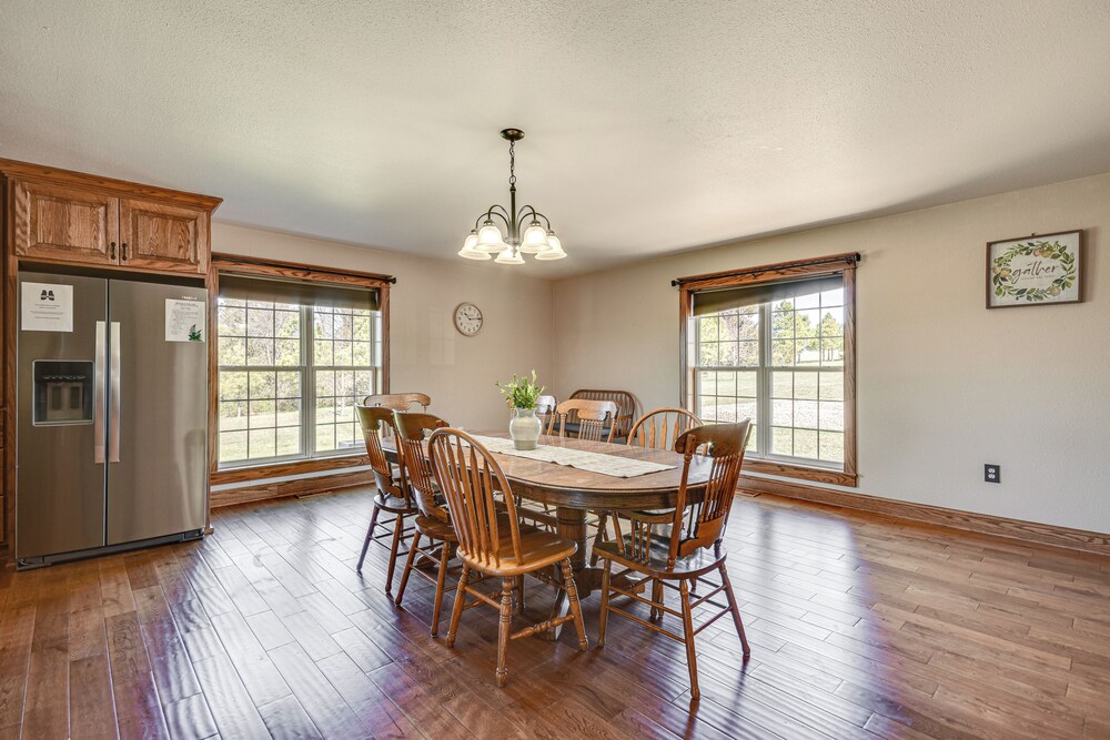 Pond Access & Fishing: 'cedar Lodge' in Versailles