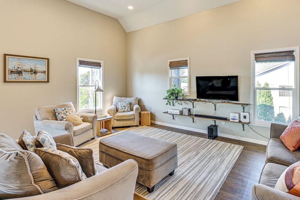 Walk to Academy: Lake Max Family Penthouse