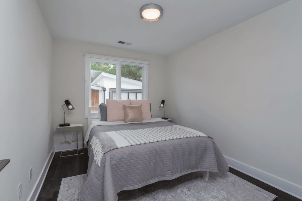 Luxe 4bdr w/ Balcony & Parking, 10 Mins to Broadway 9th Avenue by Avantstay