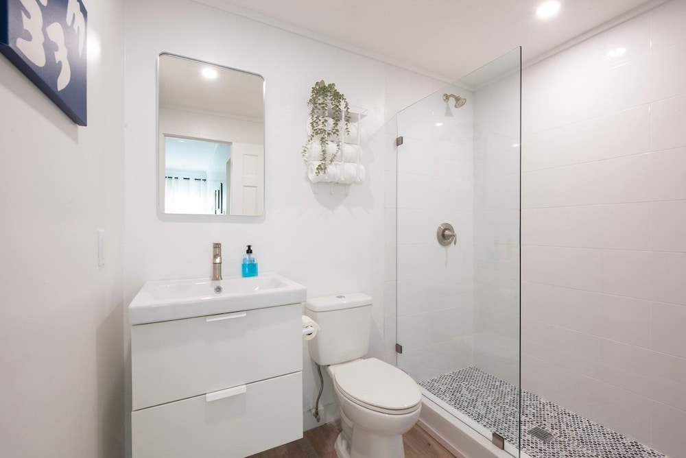 Laughing Bird Studio #7 - Brand New Stylish Apartment, Pool, Bea 1 Bedroom Condo, photo 54