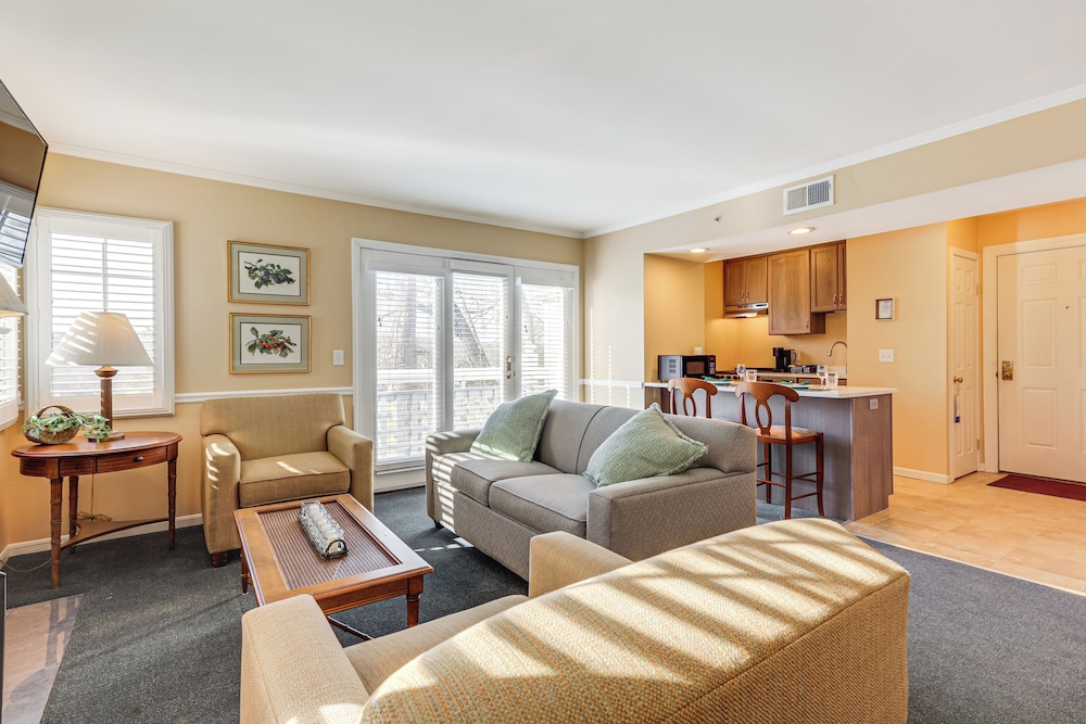 1 Mi to Mohegan Sun: Studio w/ Golf Course Views