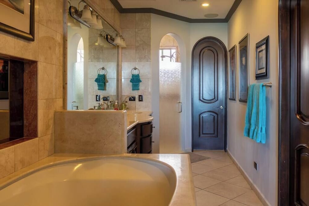 Luxury Beachfront Condo on Sandy Beach