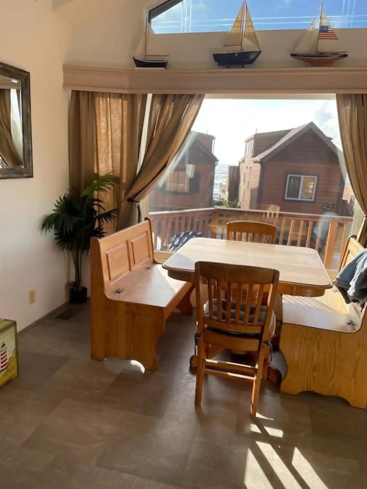 Oceanview Cabin 25 w Jacuzzi Plesant Views