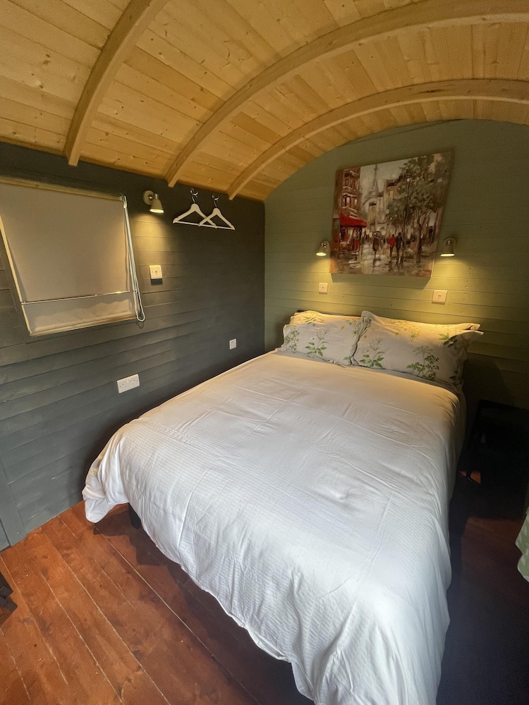 Enchanted Cabin Retreat in Sibford Gower view 4