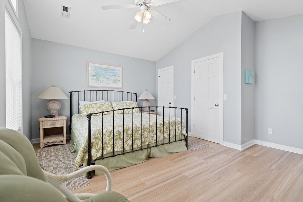 That's It 4 Bedroom Home by RedAwning view 4