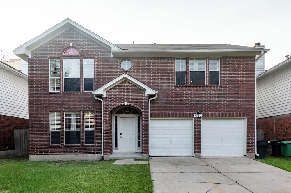 Pet-friendly 3BR Near First Colony Mall