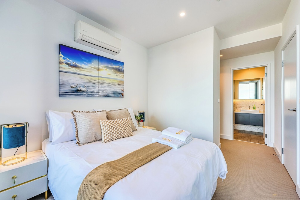 StayAU Stylish 2BR Central Box Hill