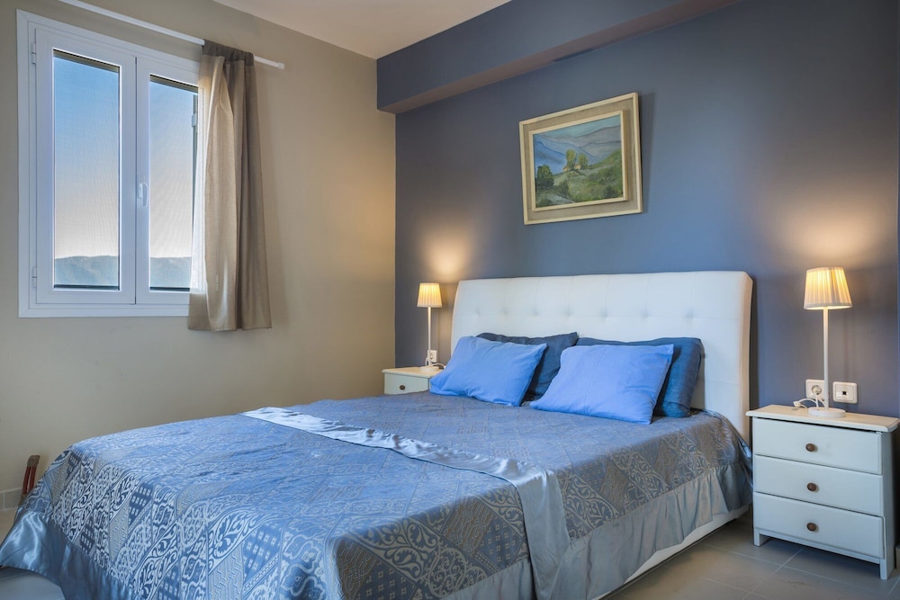 Villa Serenity Sleeps 9 view 5