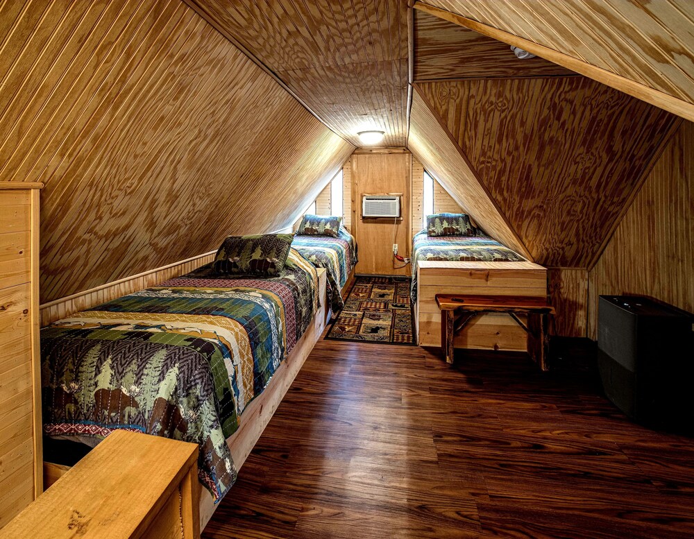 Bear Creek Lodge and Cabins in Helen Ga - Pet Friendly, River on Property, Walking Distance to downtown Helen