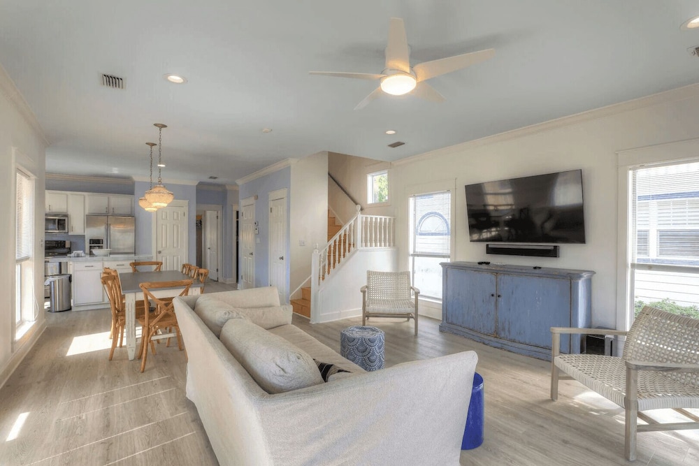 Holiday House by Avantstay Oceanview, Steps to Beach