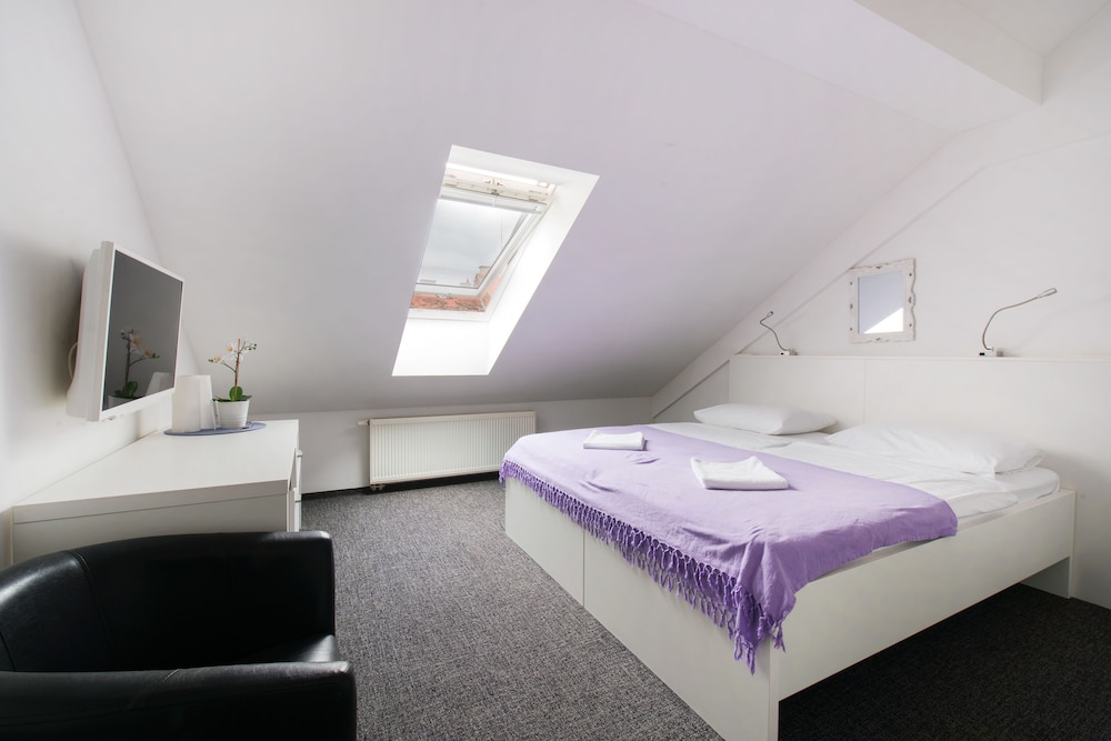 Tia Apartments and Rooms