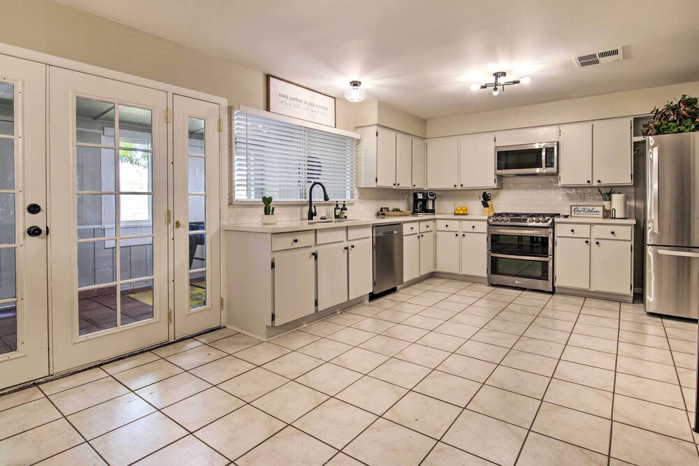 Pet-friendly Peoria Home: Patio, Grill & Foosball! view 4