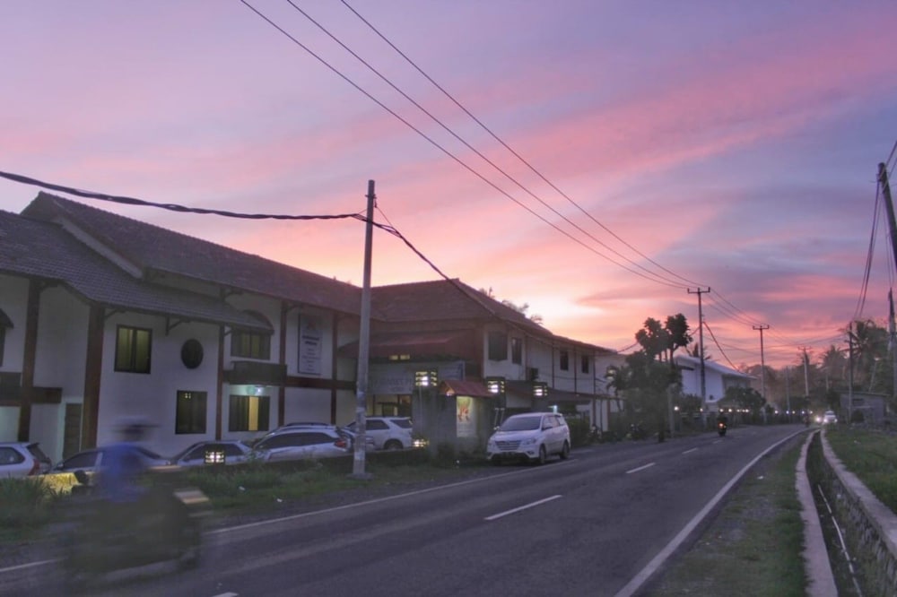 77 Sunset Plaza