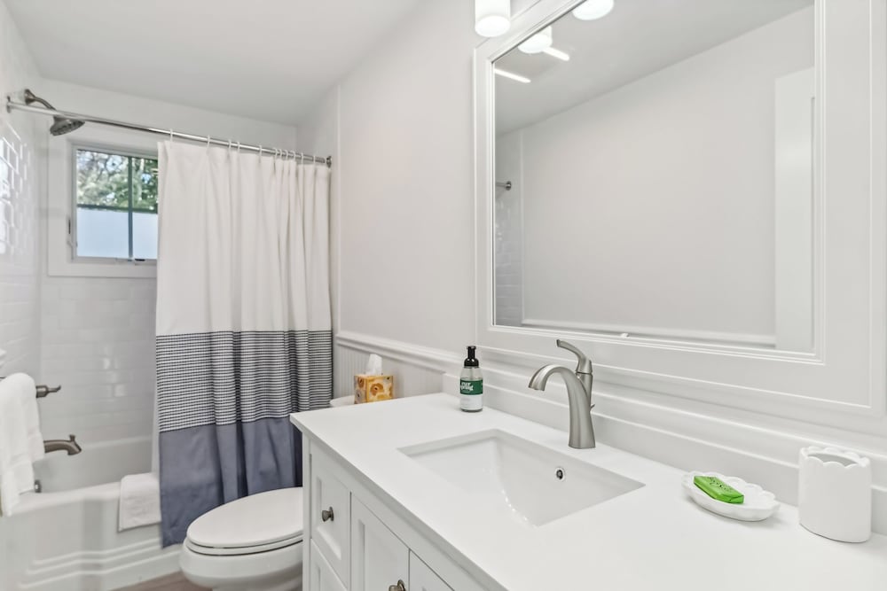 3BR Home Walk to Beach w/ Outdoor Shower & Grill