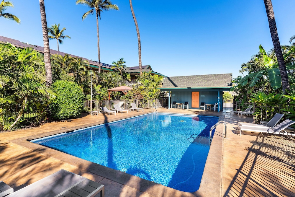 Kalama Terrace P-307 - 3rd-floor Walkup, 7 min Walk to Charley Young Beach, AC!