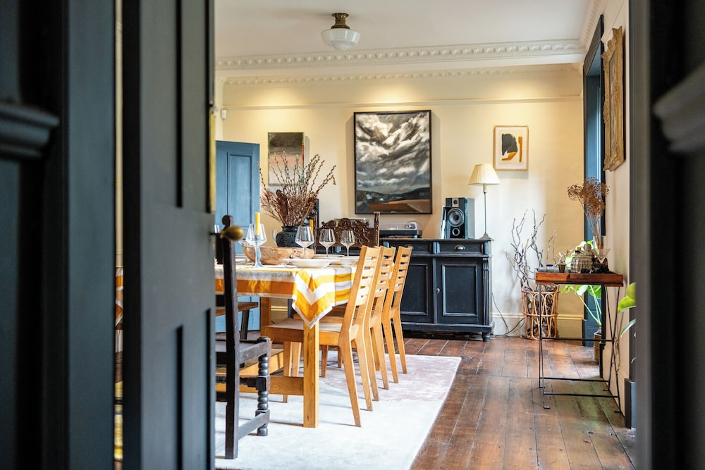 Stunning 8-Bedroom Home in Painswick