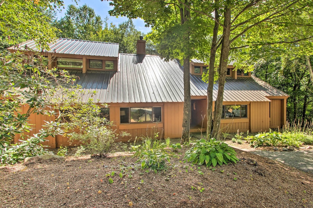 Lincoln Condo w/ Amenities + Shuttle to Loon! view 5