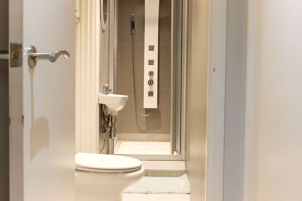 Charming 1-bed Apartment in London view 4
