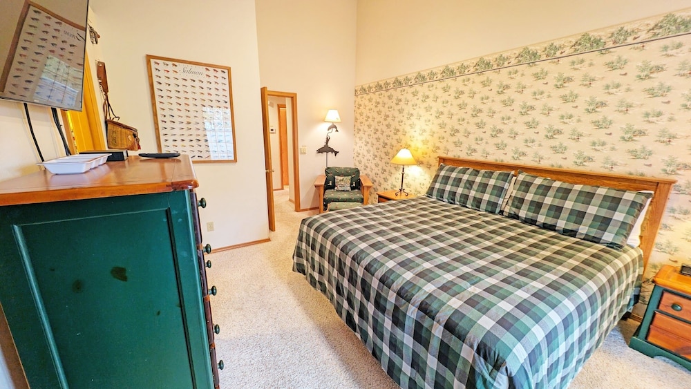 Snowshoe Inn-pyramid Mtn 7 3 Bedroom Home