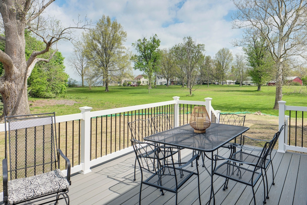Walk to Lake Erie: Sleek Retreat w/ Screened Patio