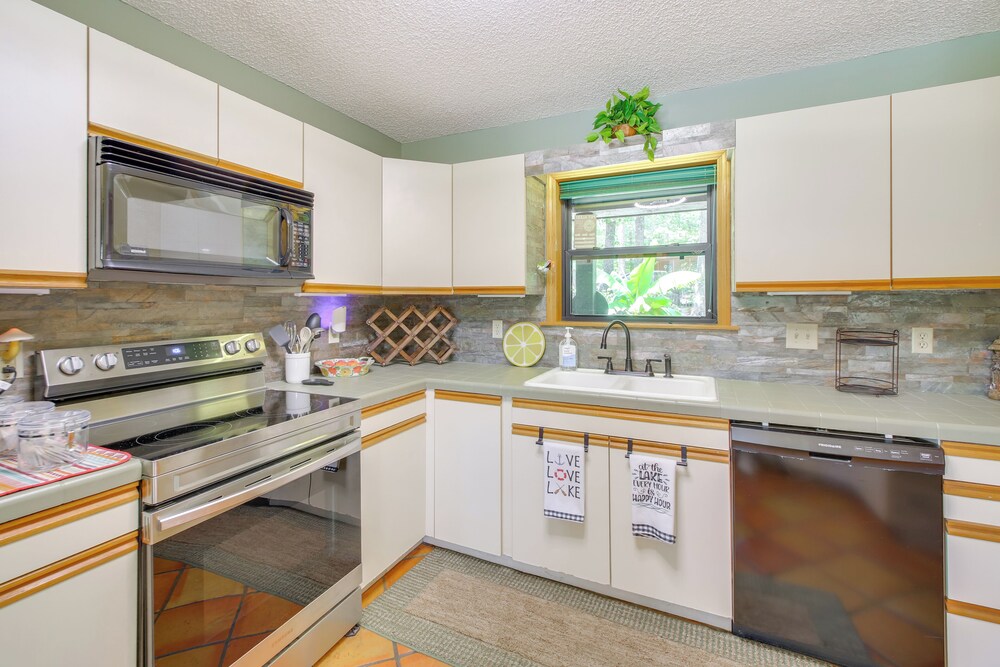 Secluded Lake Hamilton Access: Hot Springs Home