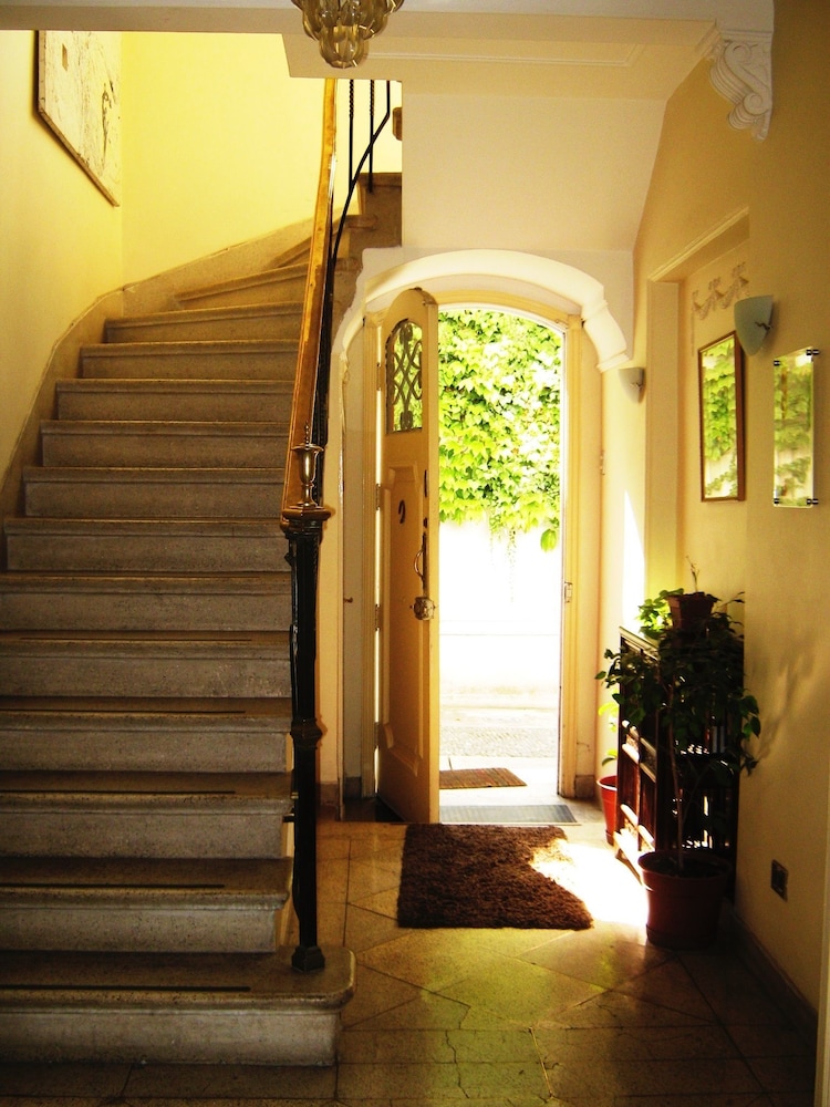 Hotel L'Ambassade view 2