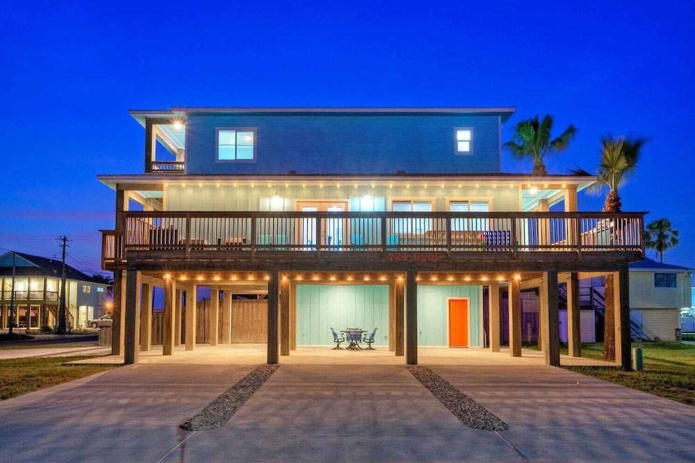 Sleeps 22! 2 Homes Priv Pool, Putting Green, Bar, Deck, Prime Port A Location