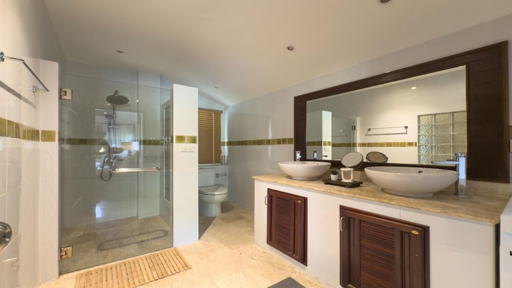 Tropical Poolside Villa SGB4