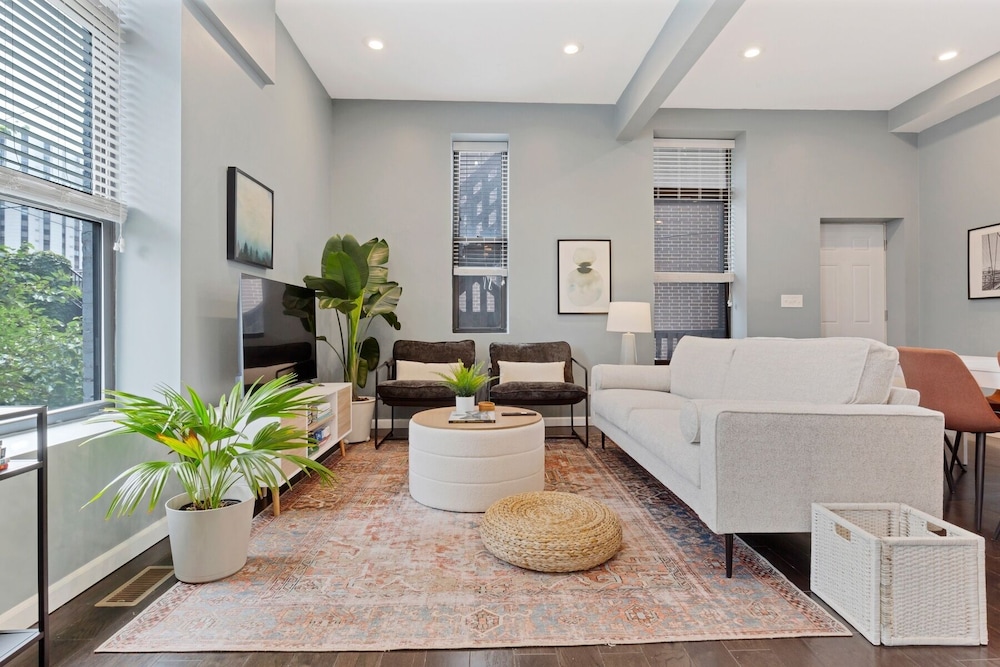 Modern Condo Oasis In The Heart Of Chicago 4 Bedroom Home by RedAwning photo 5