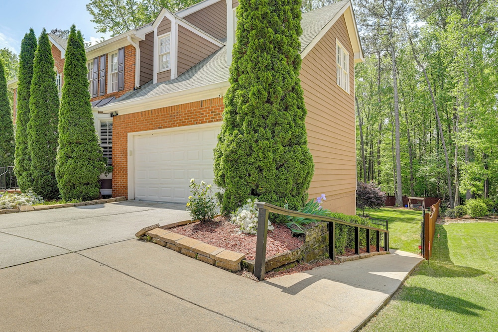 Spacious Yard & Bbq: Chic Escape in Lawrenceville!
