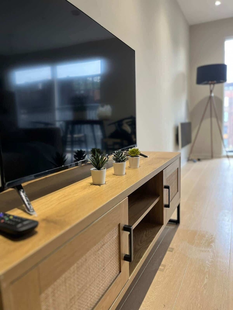 Joyful - 2 Ensuite Flat in M15