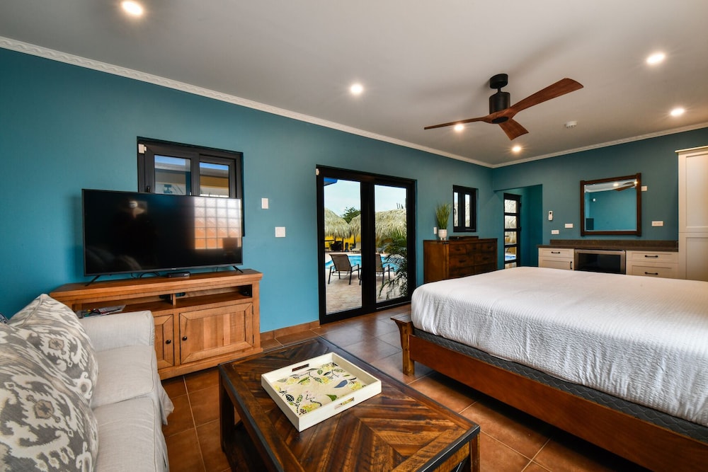Newly Renovated! Polynesian Themed in Noord! view 2