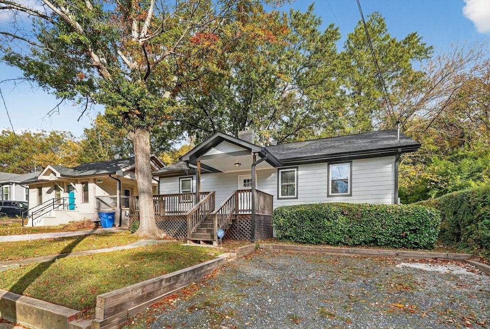 Spacious 4br Mozley Park Home With Fenced Yard 4 Bedroom Home