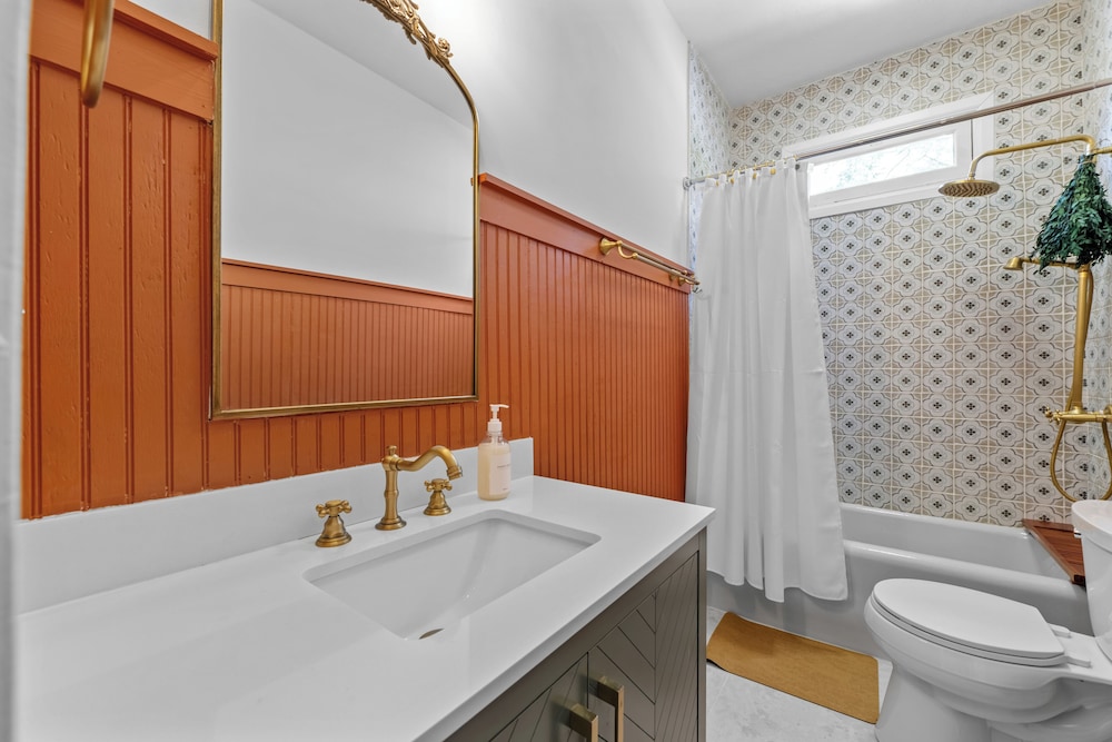 Stylish 3BR Retreat w Porch and garden