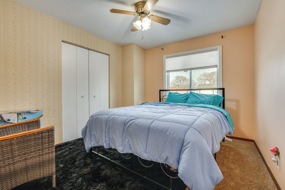 2 Mi to Dtwn St Paul: Home w/ Private Deck & Yard!