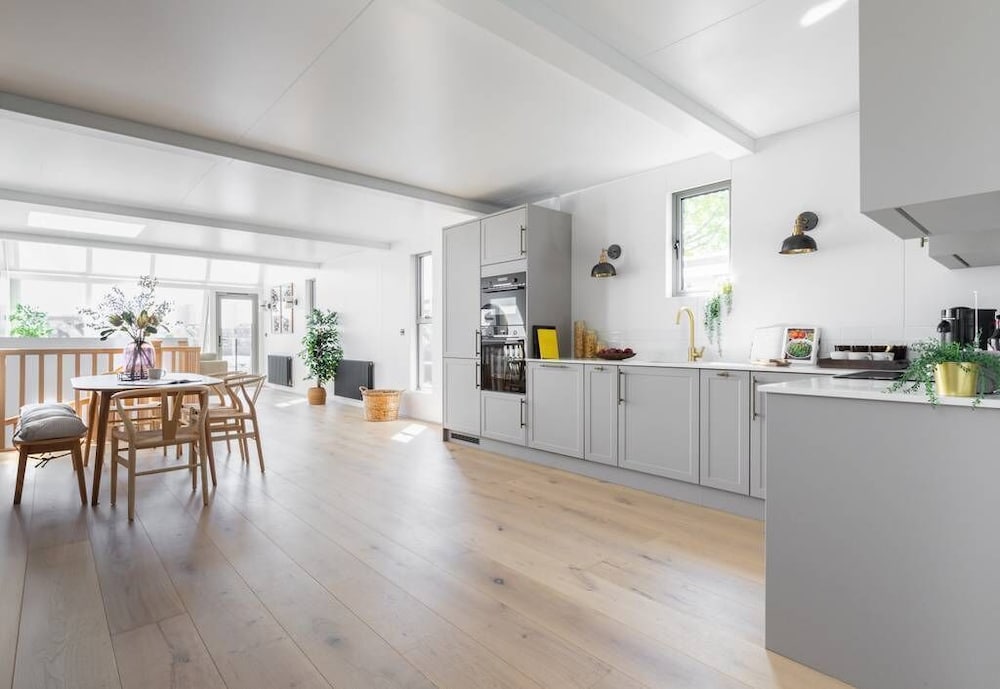 Cheyne Walk Houseboat by Onefinestay