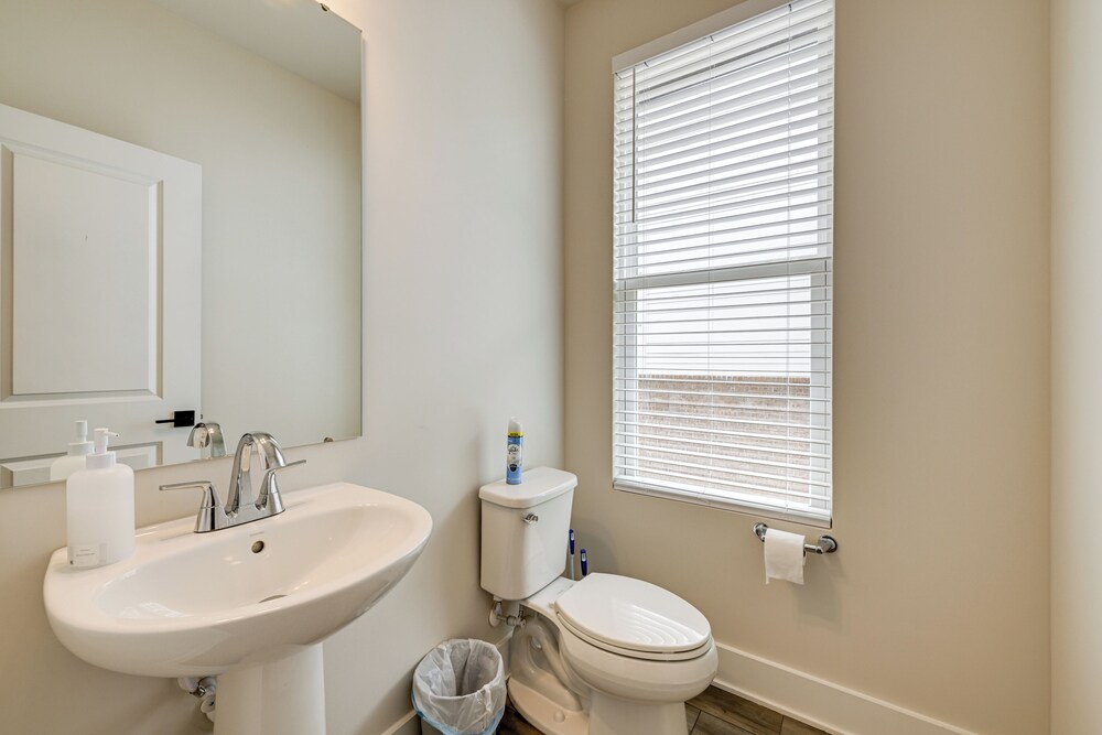 2 Mi to Uptown Charlotte: Family Townhome!