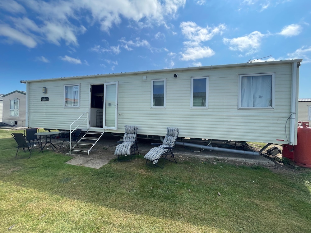 Familycaravan-seaview-garden-ensuite-nearbeach